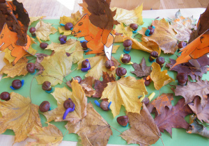 Jesienna makieta z liści i prac dzieci