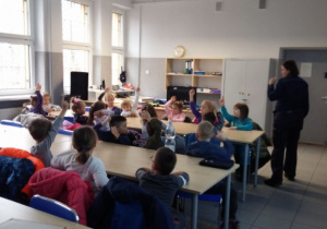 dzieci uczestniczą w zajęciach na temat bezpieczeństwa w Komendzie Powiatowej w Pabianicach 