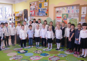 Dzieci z grupy IV przed odśpiewaniem hymnu