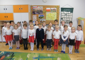 Dzieci z grupy V przed odśpiewaniem hymnu