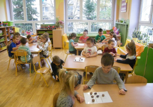 Dzieci z grupy III grają w "Kółko i krzyżyk"