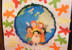 Plakat grupy czwartej - kula ziemska z dziećmi o różnej kolorze skóry