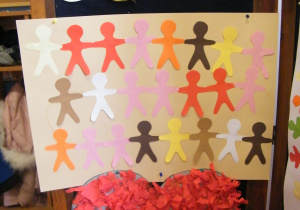 Plakat grupy drugiej - wyklejone czerwone serce i figurki ludzików róznych kolorów