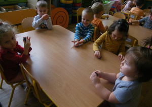 Dzieci robią kuleczki z plasteliny
