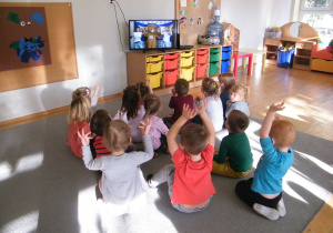 Dzieci z grupy II oglądają zajęcia o zaginionym misiu w telewizji - transmisja internetowa