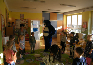 Niebieski Miś tańczy z dziećmi z grupy IV