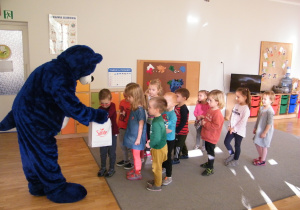 Duży Niebieski Pluszowy Miś częstuje cukierkami dzieci z grupy II