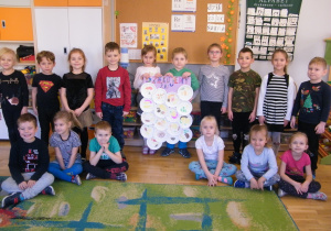 Dzieci z grupy V prezentują sówj plakat, na którym narysowane sa ich ulubione przedszkolne potrawy