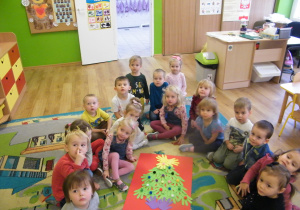 Dzieci z grupy I prezentują swoją laurkę dla Mikołaja