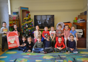 Dzieci z grupy V prezentują swoja laurkę dla Świętego Mikołaja