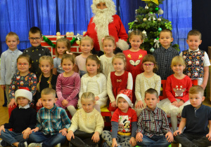 Dzieci z grupy III z Mikołajem