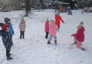 Dzieeci z grupy II lepią śnieżne kulki