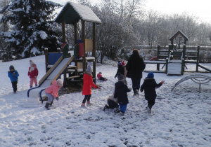 Dzieci z "Pszczółek" zwiedzają zaśnieżony przedszkolny ogród