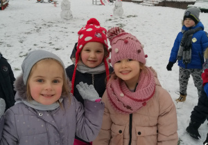 Dzieci z grupy III bawią się na śniegu