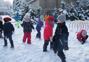 Dzieci z grupy V rzucają się śnieżkami