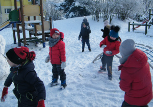 Przedszkolaki z grupy V bawią się na śniegu