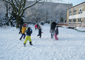 Dzieci z grupy V rzucają śnieżkami w Panią Ewę