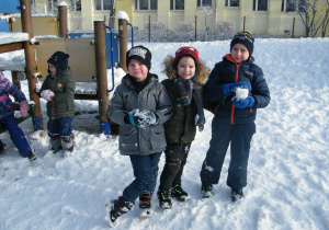 Dzieci z grupy IV ze śnieżkami