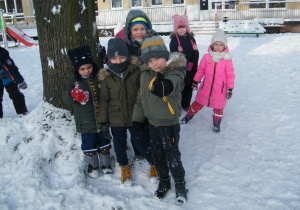 Przedszkolaki z grupy IV cieszą się ze śniegowych zabaw