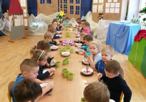 Dzieci z grupy III jedzą czerwony barszczyk