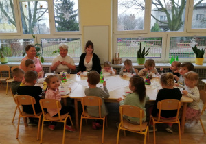 Dzieci z grupy II i ich wychowawczynie siedzą przy świątecznym stole