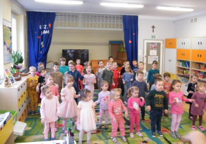 Dzieci z grupy II i V przygotowują się do tańca