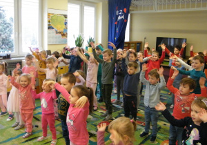 Przedszkolaki tańcą piosenkę o marynarzu
