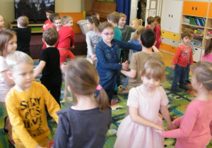 Przedszkolaki tańczą w parach Białego walczyka