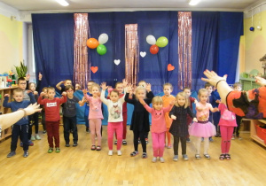 Dzieci z grupy III tańczą wg instrukcji Pani Uli