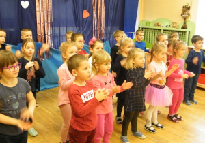 Przedszkolaki tańczą piosenkę o psie i pchle