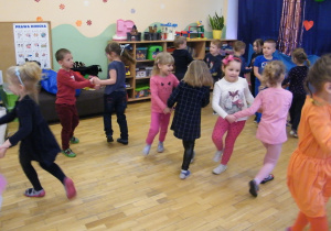 Dzieci z grupy III tańczą w kółeczkach Białego walczyka