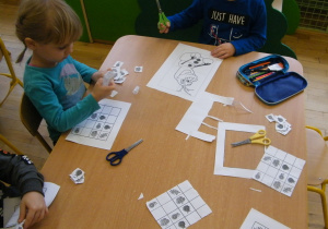 Dzieci z grupy III rozwiązują sudoku