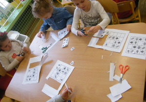 Dzieci z grupy III wycinają elementy do sudoku