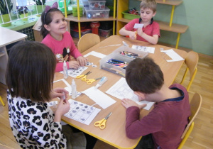 Dzieci z grupy IV rozwiązują sudoku