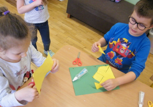 Przedszkolaki z grupy III układają kwadrat z mniejszych figur geometrycznych