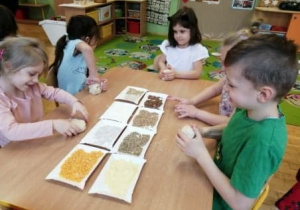 Przedszkolaki wykonują z masy solnej pieczywo