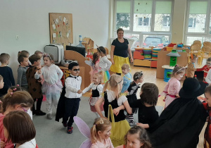 Dzieci z grupy II i V tańczą podczas zabawy karnawałowej