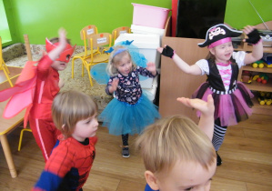 Pięcioro dzieci z grupy I tańczy pląs
