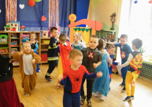 Dzieci z grupy III tańczą do przebojów kowbojskich