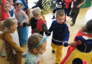 Przedszkolaki z grupy III tańczą wężykiem