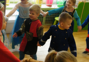 Dzieci z grupy III tańczą do pląsu