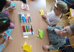 Dzieci z grupy IV wykonują koty z origami