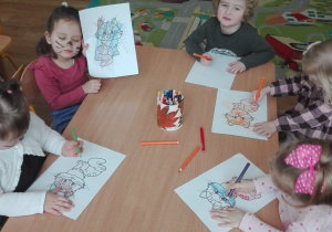 Przedszkolaki z grupy I kolorują rysunek kota