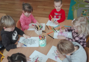 Sześcioro dzieci z grupy I koloruje rysunek kota