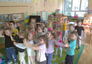 Przedszkolaki z grupy III podnoszą ręce do góry i tańcą w rytm słuchanej muzyki