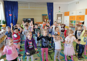 Dzieci z grupy II i V podnoszą ręce do góry według instrukcji pani Uli