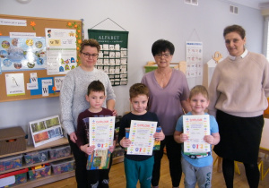 3 chłopców z grupy V, którzy dostali dyplomy i nagrody za udział w konkursie z panią dyrektor, panią Dobrusią i panią Kasią
