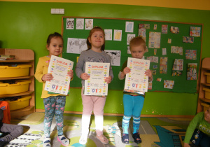 3 dzieci z grupy I, które wzięły udział w konkursie matematycznym z dyplomami i nagrodami
