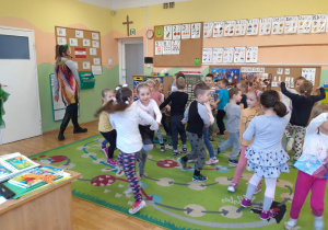 Dzieci z grupy III tańczą w parach na dywanie