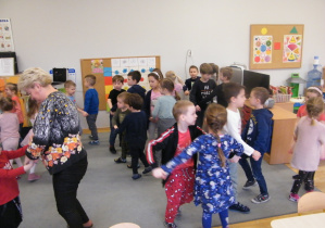 Przedszkolaki z grupy II i V tańczą w parach na dywanie